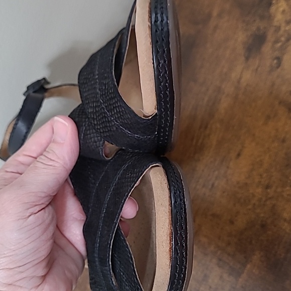 Clarks Black Textured Wedge Sandals size 10. - Picture 6 of 11